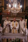 le père Michel Baratin, curé d'Isdes et Mgr Blaquart, évêque d'Orléans, à Isdes le 28 mai 2011